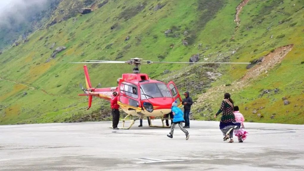 Crowd of devotees at Kedarnath temple